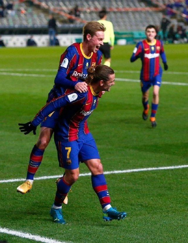 抽象，特朗普晒和C罗踢球的AI生成视频：C罗很聪明也很酷